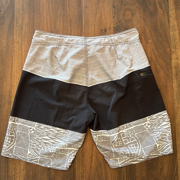 Volcom Mod Tech Grey Tonga Hawaiian Men’s Boardshorts/ Size 36/ Great Condition - Picture 2 of 4